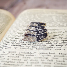 Cargar imagen en el visor de la galería, Pin de metal y esmaltado duro de 4 libros amontonados con la inscripción I like big books sobre libro