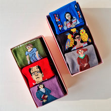Cargar imagen en el visor de la galería, Caja regalo con tres pares de calcetines literarios