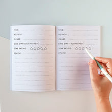 Cargar imagen en el visor de la galería, Diario de lectura abierto con mano escribiendo