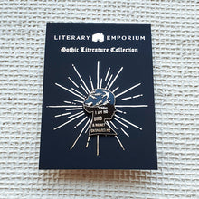Cargar imagen en el visor de la galería, Pin esmaltado de color negro y metal plateado con la inscripción " I am no bird and no net ensnares me" presentado en tarjeta