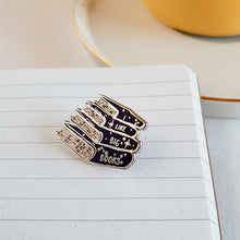 Cargar imagen en el visor de la galería, Pin de metal de 4 libros amontonados con la inscripción I like big books sobre libreta blanca