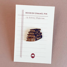 Cargar imagen en el visor de la galería, Pin de metal y esmaltado duro de 4 libros amontonados con la inscripción I like big books presentado en tarjeta