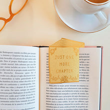Cargar imagen en el visor de la galería, Marcapáginas de latón con la inscripción Just One More Chapter colocado con taza de café y gafas