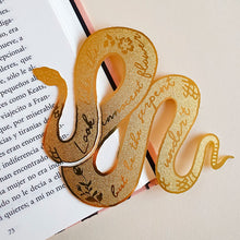 Cargar imagen en el visor de la galería, Marcapáginas de Lady Macbeth con la frase "Look like the innocent flower but be the serpent under't" apoyado en la esquina del libro