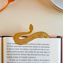 Cargar imagen en el visor de la galería, Parte superior del marcapáginas de Lady Macbeth con la frase "Look like the innocent flower but be the serpent under't" colocado en el libro