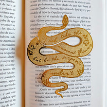 Cargar imagen en el visor de la galería, Marcapáginas de Lady Macbeth con la frase "Look like the innocent flower but be the serpent under't" sobre libro abierto