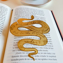 Cargar imagen en el visor de la galería, Marcapáginas de Lady Macbeth con la frase "Look like the innocent flower but be the serpent under't" sobre libro abierto