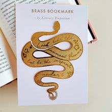 Cargar imagen en el visor de la galería, Marcapáginas de Lady Macbeth con la frase "Look like the innocent flower but be the serpent under't" presentado en su tarjeta