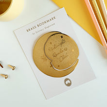 Cargar imagen en el visor de la galería, Marcapáginas de latón con la inscripción Midnight Readers Club colocado en la tarjeta de presentación