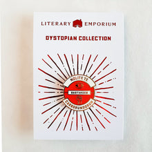 Cargar imagen en el visor de la galería, Pin esmaltado en color rojo y blaco con la inscripción Nolite Te Bastardes Carborundorum presentado en tarjeta