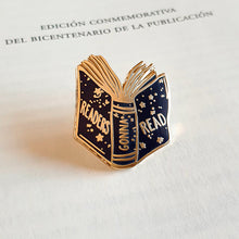Cargar imagen en el visor de la galería, Pin de esmalte duro y metal dorado con la inscripción Readers Gonna Read