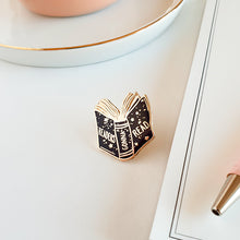 Cargar imagen en el visor de la galería, Pin de esmalte duro y metal dorado con la inscripción Readers Gonna Read