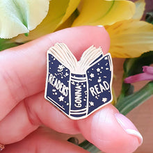 Cargar imagen en el visor de la galería, Pin de esmalte duro y metal dorado Readers Gonna Read