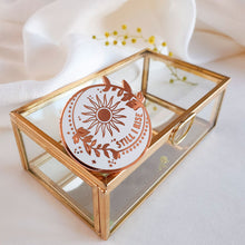 Cargar imagen en el visor de la galería, Pin de Maya Angelou Still I Rise sobre caja dorada