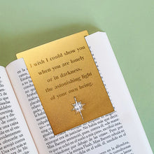 Cargar imagen en el visor de la galería, Punto de libro del poeta Hafiz of Shiraz colocado en el libro