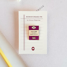 Cargar imagen en el visor de la galería, Pin de esmalte duro con la inscripción Just One More Chapter presentado en una tarjeta