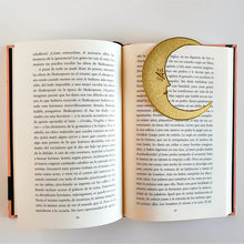 Cargar imagen en el visor de la galería, Marcapáginas de latón con la inscripción Midnight Readers Club colocado en libro 
