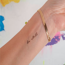 Cargar imagen en el visor de la galería, Tatuaje temporal Be Still sobre brazo
