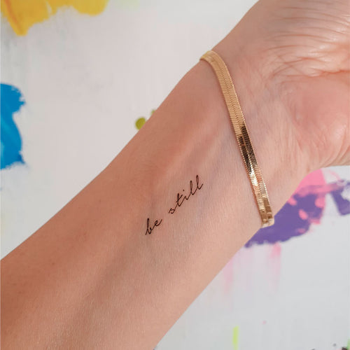Tatuaje temporal Be Still sobre brazo