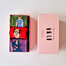 Cargar imagen en el visor de la galería, Caja regalo con tres pares de calcetines literarios
