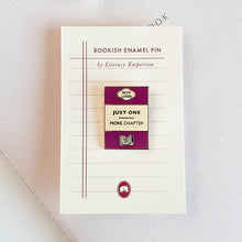 Cargar imagen en el visor de la galería, Pin de esmalte duro con la inscripción Just One More Chapter presentado en su tarjeta
