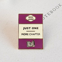 Cargar imagen en el visor de la galería, Pin de esmalte duro con la inscripción Just One More Chapter
