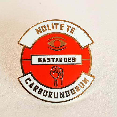 Pin esmaltado en color rojo y blaco con la inscripción Nolite Te Bastardes Carborundorum
