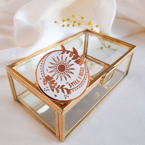 Pin de Maya Angelou Still I Rise sobre caja dorada