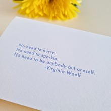 Cargar imagen en el visor de la galería, Tarjeta &quot;No need to hurry&quot; - Virginia Woolf
