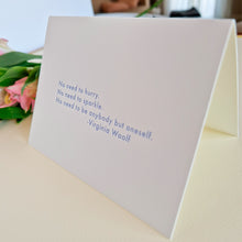 Cargar imagen en el visor de la galería, Tarjeta &quot;No need to hurry&quot; - Virginia Woolf

