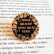 Cargar imagen en el visor de la galería, Pin de esmalte negro y dorado brillante con la inscripción Though she be but little she is fierce sobre libro
