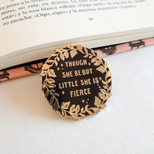 Cargar imagen en el visor de la galería, Pin de esmalte negro y dorado brillante con la inscripción Though she be but little she is fierce
